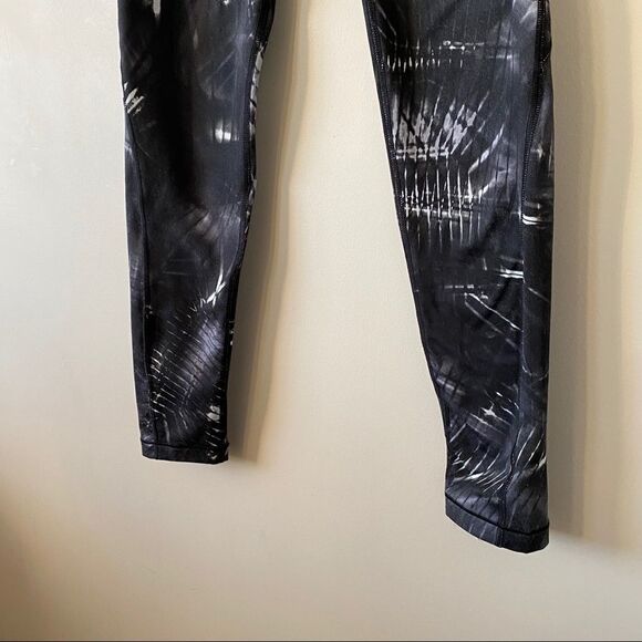 Nike Pro-Abstract Black/White Legging (Medium) - Picture 7 of 8